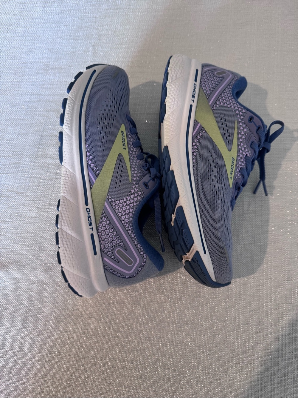Brooks Women Ghost Sneakers - Lavender and Lime Trim